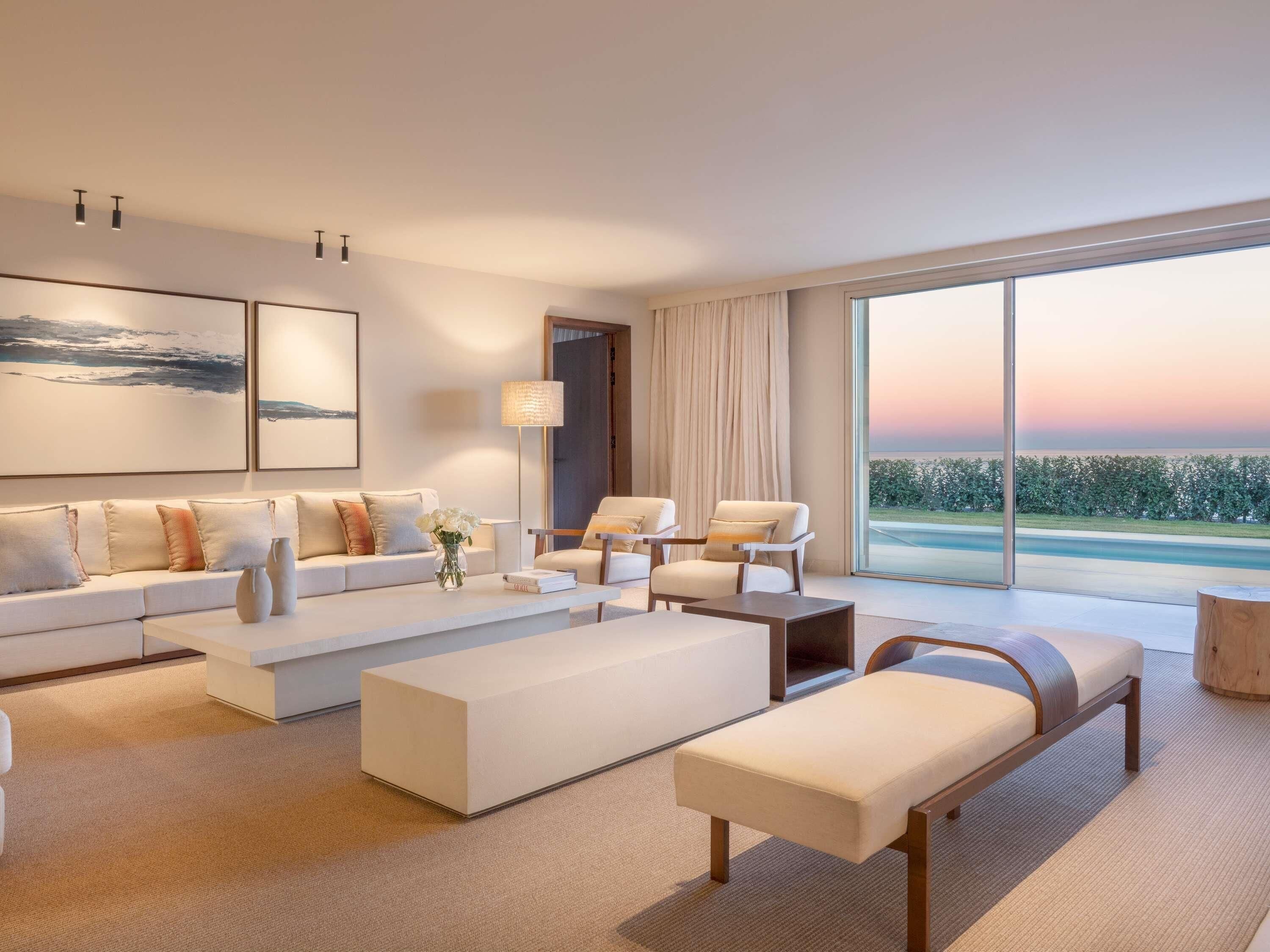 Egyptian cotton sheets, premium bedding, minibar, desk
