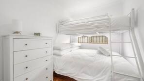 3 bedrooms, iron/ironing board, travel cot, WiFi - Island Time - 3 bedroom holiday home in North Haven (North Haven)