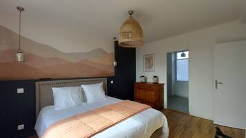3 slaapkamers, een strijkplank/strijkijzer, reisbedje, wifi