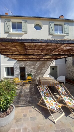 Outdoor dining - La Demoiselle - Holiday home on the banks of the Loire (Les Ponts-de-Cé)