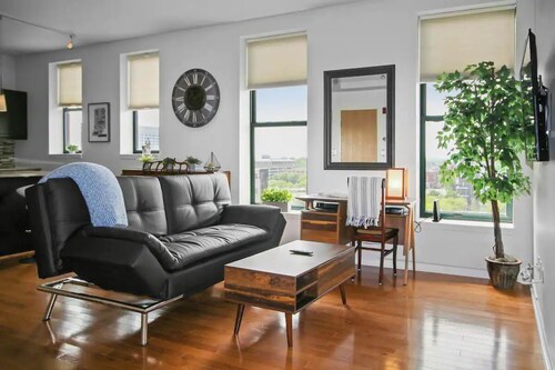 Stylish Top Floor Condo in Downtown Indianapolis, Mile Square Neighborhood 