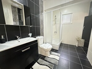 Dusche, umweltfreundliche Kosmetikartikel, Haartrockner, Handtücher