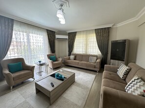 TV - NEW LISTING! FAMILY FRIENDLY 4 BEDROOM ACCOMMODATION RIGHT IN CENTRE OF DALYAN! (Dalyan Mahallesi)