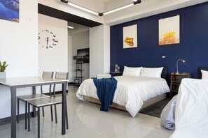 1 slaapkamer, een bureau, een strijkplank/strijkijzer, reisbedje