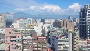 Un paysage urbain comprenant divers bâtiments, notamment des immeubles d’habitation à étages et des édifices commerciaux.