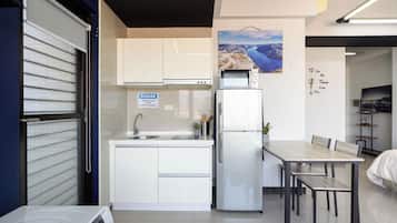 Kühlschrank, Mikrowelle, Herdplatte, Wasserkocher
