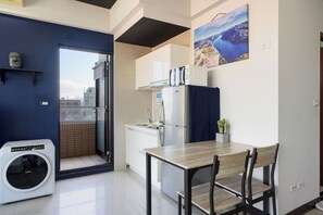 Fridge, microwave, stovetop, electric kettle - H&K Mall QSquare above Taipei Main Station (Taipei City)