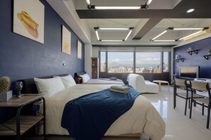 1 slaapkamer, een bureau, een strijkplank/strijkijzer, reisbedje