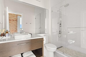 Dusche, Haartrockner, Handtücher, Seife