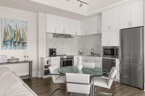 Dishwasher, spices, dining tables - Sail Away at The Brent Lofts (Pensacola)