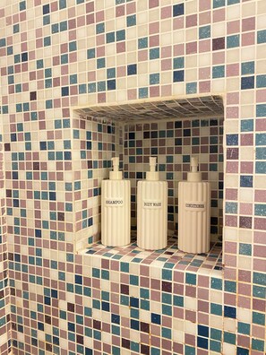 Dusche, Haartrockner, Bidet, Handtücher