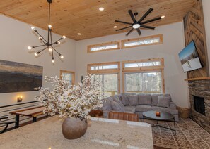 Smart TV, fireplace