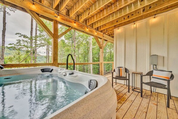 Outdoor spa tub
