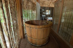 Ensemble douche/baignoire, serviettes fournies, savon, shampoing