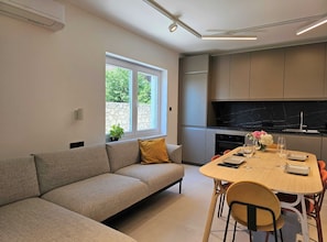 公寓 (Classic Two Bedroom Apartment with Ba) | 客廳 | 32 吋平面電視連有線電視頻道