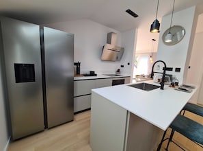 公寓 (Two Bedroom Apartment with Balcony an) | 私人廚房 | 雪櫃