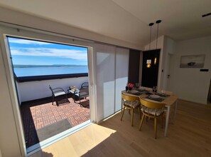 公寓 (Two Bedroom Apartment with Balcony an) | 飯廳