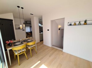 อพาร์ทเมนท์ (Two Bedroom Apartment with Balcony an) | ห้องรับประทานอาหาร