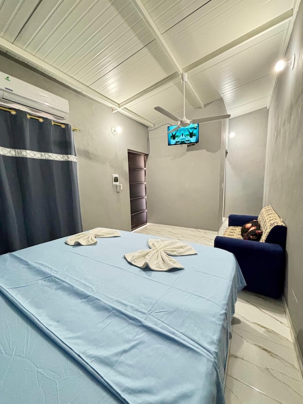 Comfort Double Room | Iron/ironing board, free WiFi - HOSPEDAJE ÑANDE ROGA (Capiata)