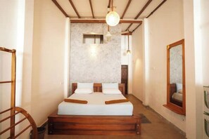 1 quarto, ferros/tábuas de passar roupa, roupa de cama
