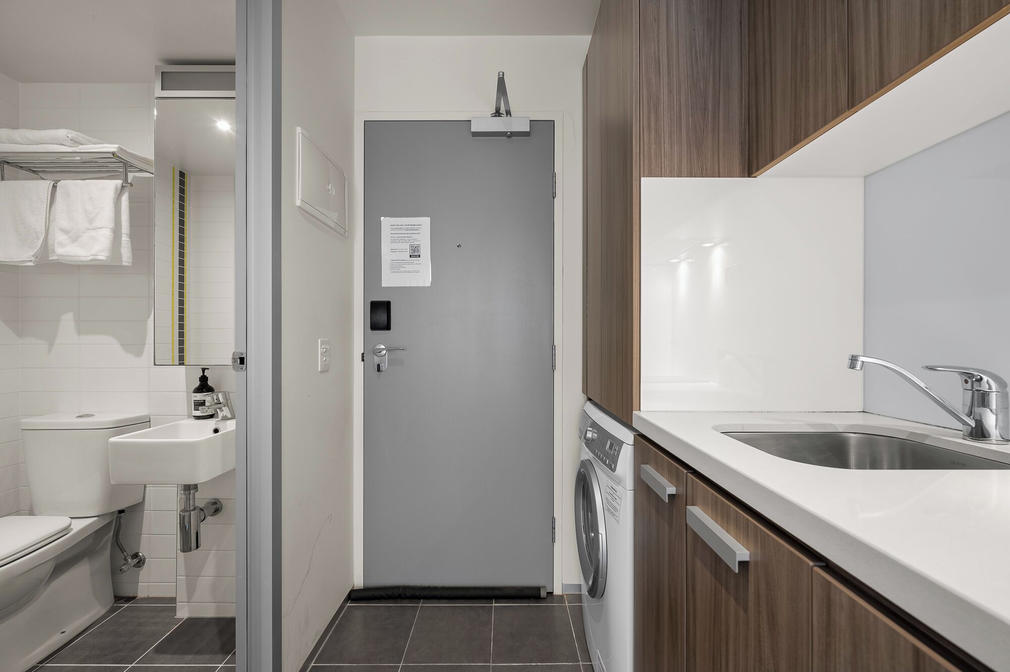 Ein modernes Badezimmer mit Toilette, Waschbecken und Dusche.