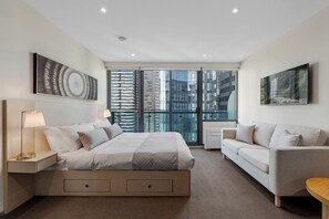 Grand Studio, Balcony | Desk, laptop workspace, soundproofing, iron/ironing board - City Stays (Melbourne)