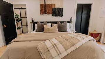 3 bedrooms, desk, iron/ironing board, travel crib