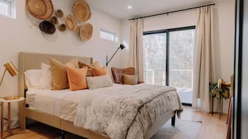 3 slaapkamers, een bureau, een strijkplank/strijkijzer, reisbedje