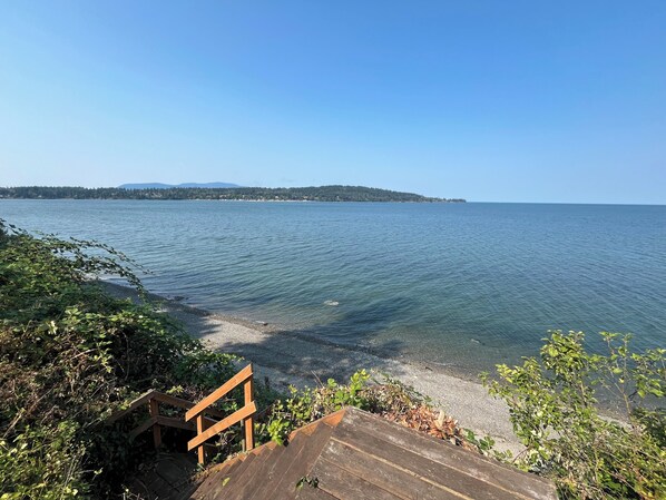 On the beach - Beachfront House with Oceanview Hot Tub (Bellingham)