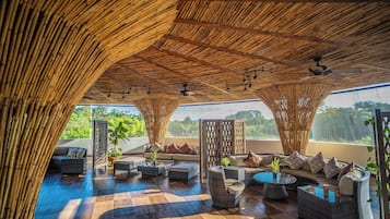 2 bares o lounges