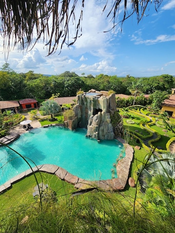 2 outdoor pools. Posada Turistica Ara Meru Lodge