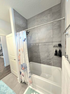 Een douche, een haardroger, handdoeken, zeep