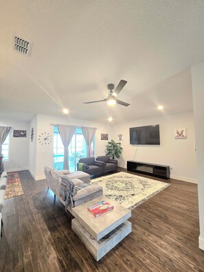 Una Smart TV, una chimenea