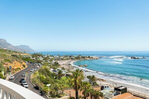 沙滩椅、沙滩毛巾