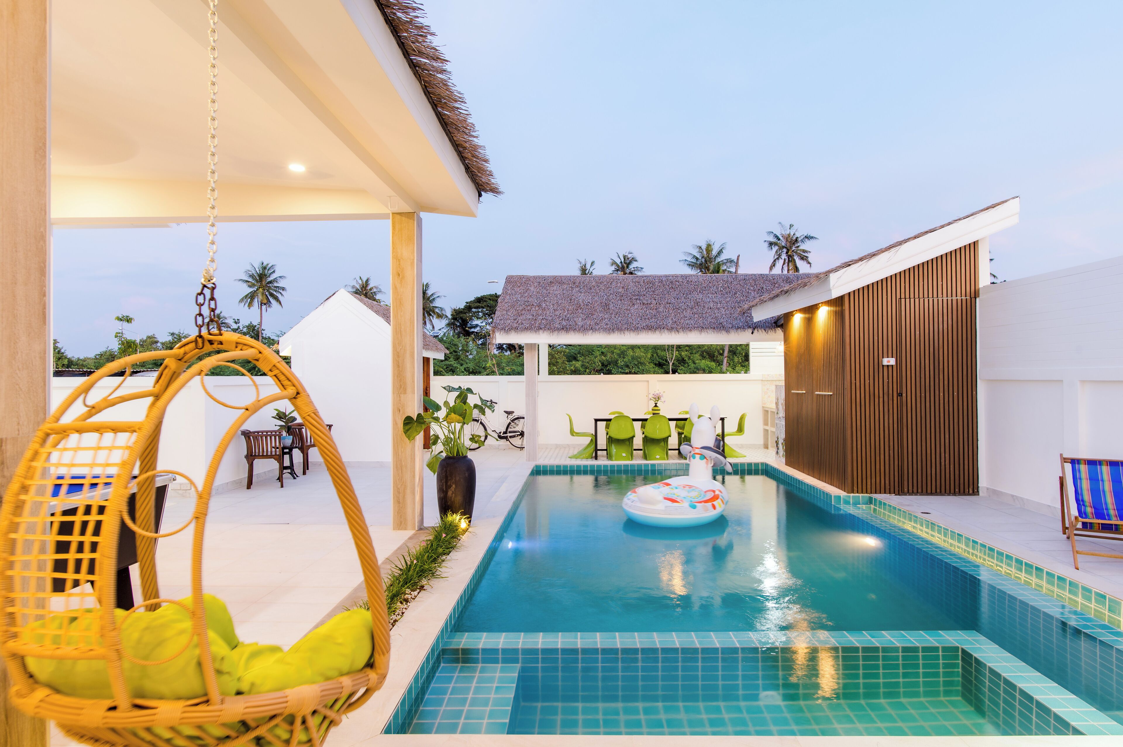 Decoración personalizada, muebles diferentes y escritorio 