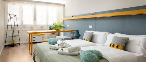 2 dormitorios, escritorio, tabla de planchar con plancha y cuna de viaje