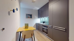 Estudio, 1 cama de matrimonio, vistas a la ciudad | Zona de estar | Una televisión