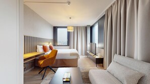 Studio, 1 queensize-seng, byutsikt | Oppholdsområde | TV