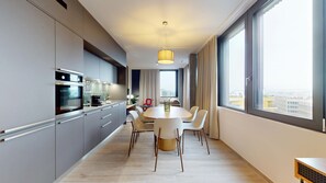 Full-size fridge, microwave, oven, stovetop