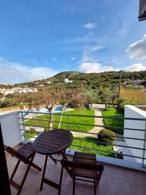 Outdoor dining - Mati apartment-Near Almyrida Beach-shared pool (Chania)