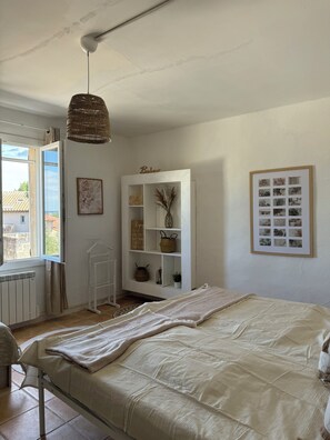 6 makuuhuonetta, työpöytä, ilmainen Wi-Fi, vuodevaatteet