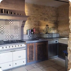 Fridge, oven, stovetop, dishwasher