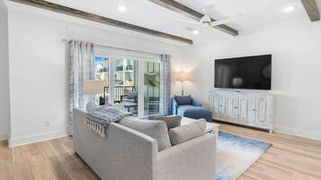 House, 1 King Bed with Sofa bed (Gus' Getaway) | Living area