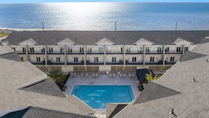 A hotel with a pool and ocean view. - Gus' Getaway (Port St. Joe)
