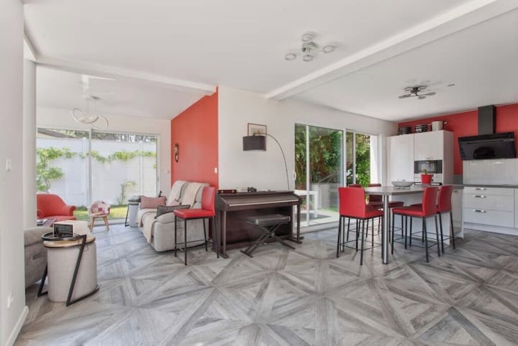 Télévision, cheminée, table de tennis de table, livres