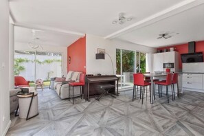 Télévision, cheminée, table de tennis de table, livres