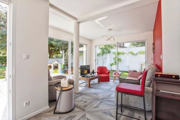 Fernseher, Kamin, Tischtennisplatte, Bücher