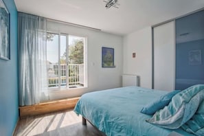 5 bedrooms, desk, free WiFi, bed sheets