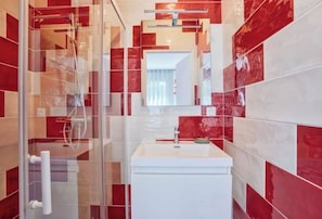 Dusche, Haartrockner, Handtücher, Seife