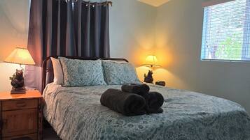 2 bedrooms, desk, iron/ironing board, WiFi